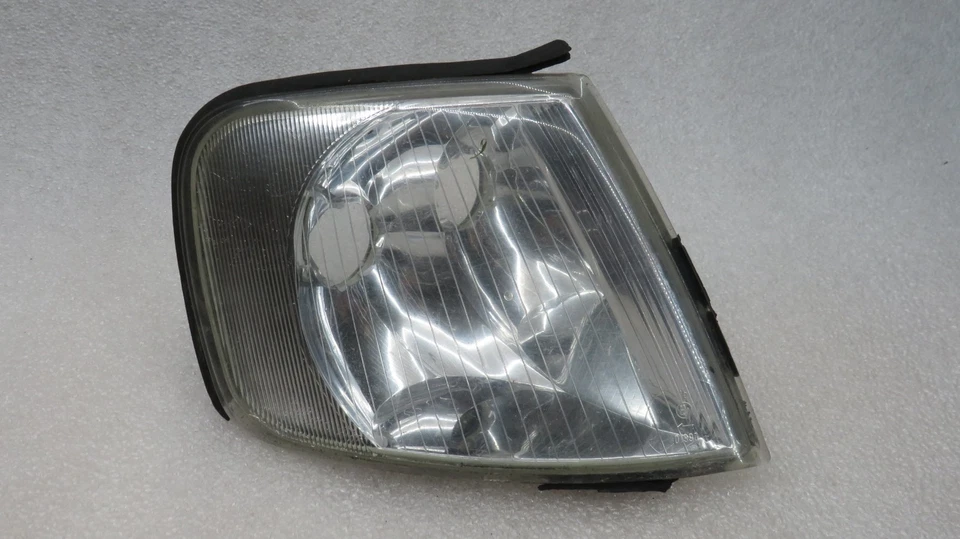 AUDI A3 - FRONT RIGHT INDICATOR / Turn Indicator FR / 963286 HELLA MT4 ##F-292 - Image 1 of 4