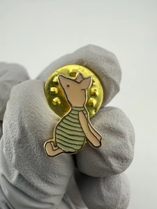 Pequeño prendedor vintage de solapa esmaltada en tono dorado de Winnie The Pooh de Disney Piglet - Imagen 1 de 9