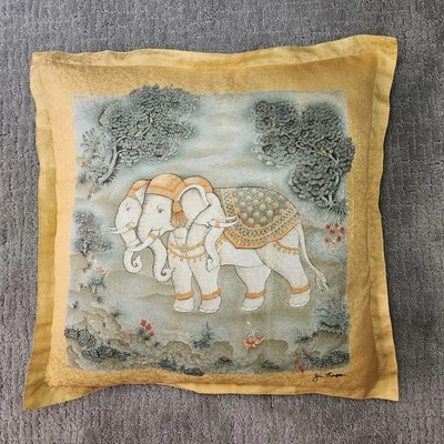 Funda de almohada de seda con estampado de elefante Jim Thompson Foto 1 de 4
