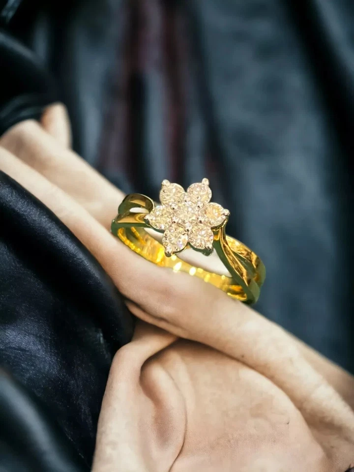 0,35 Cts Ronde Brillante Taille Diamants Floral Anniversaire Bague 18K Or jaune - Photo 1/4