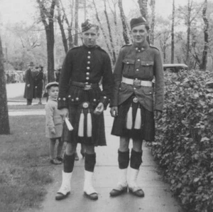 Zwei hübsche Männer Soldaten in Uniform 30er Jahre Kameradschaftsdienst mit Kinderszene - Bild 1 von 3