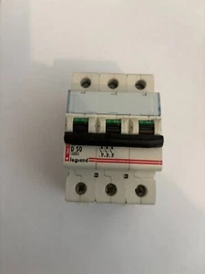 INTERRUPTOR DISYUNTOR MCB TRIPLE POLO 10 KA LEGRAND D50 50 AMP (06658). - Imagen 1 de 1