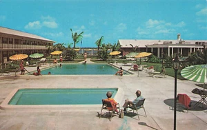 FORT MYERS FL FOLKS BY THE POOL RAMADA INN MOTEL VINTAGE POSTCARD 052125 U - Bild 1 von 2