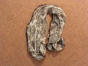 schönes braun-weiß gemustertes Dreieck-Hals-Tuch von Vero Moda; NEU - Bild 1 von 5