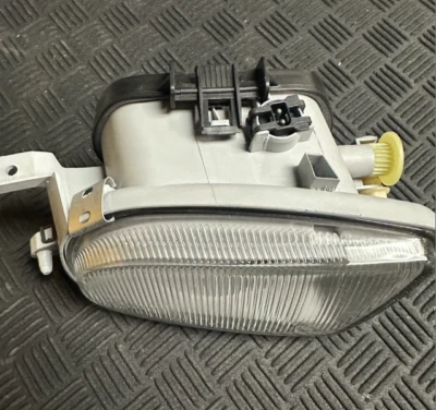 Luz antiniebla Hella - 1NB 007.555-031 - para Mercedes-Benz E320, E55 AMG y más Foto 1 de 4