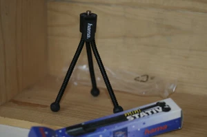 MINI TABLE TRIPOD,BENDY,FLEXIBLE 12cms high MADE BY HAMA GERMANY.NEW! - Picture 1 of 4