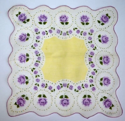 ВИНТАЖНЫЙ HANKIE 1950-х новый старый запас фиолетовый розы цветы желтый новый никогда не использовался - Изображение 1 из 3