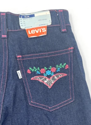 Pantalones de mezclilla acampanados vintage años 70 Levi's con lengüeta blanca sin existencias - bolsillo bordado raros nuevos con etiquetas Foto 1 de 4