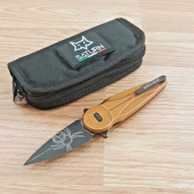 Cuchillo Plegable Fox Saturn 2.56" N690 Hoja de Acero Lavado Cobre Mango de Aluminio Foto 1 de 4
