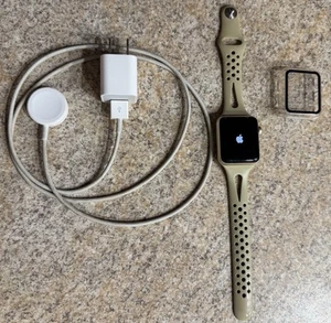 Apple Watch Series 2- 38mm gold Aluminum Case GPS - Afbeelding 1 van 3