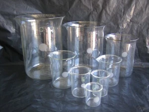 VINTAGE 8 PYREX FARMACIA CORNING NESTING FONDO PIATTO BECCHINI BOLLENTI VOLUMETRICI LABORATORIO - Foto 1 di 6
