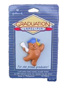 Hallmark PIN Graduation Vintage GRADUATE BEAR Cap Diploma 1986 Brooch NEW - Picture 1 of 3