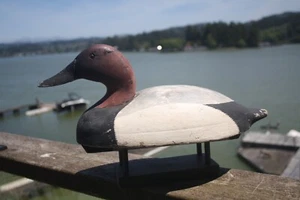Canvasback Drake decoy by Wildfowler, balsa, glass eyes, hunter repaint. - Picture 1 of 10