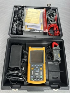 Fluke 123 Industrial Scopemeter 20MHz + Brand New OEM Battery + Charger - Picture 1 of 24