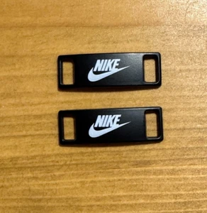 Nike Etiquetas de Encaje de Repuesto Zapato Insignia Negro con Swoosh Blanco NUEVO GOTEO - Imagen 1 de 4