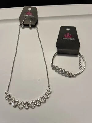 Lindo colar e brincos de prata coração com pedras claras joias paparazzi - Imagem 1 de 4