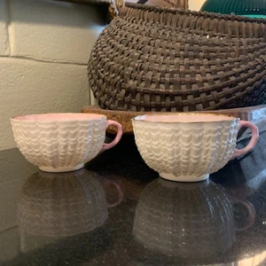 2 Belleek Tridacna rosa Goldrand 2 1/2" übergroße Cups 1. schwarze Marke TOP - Bild 1 von 21