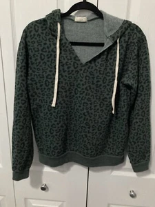 Sweatshirt Alternative Apparel Green Cheetah Print Hoodie Women's Small Pre-own - Picture 1 of 5