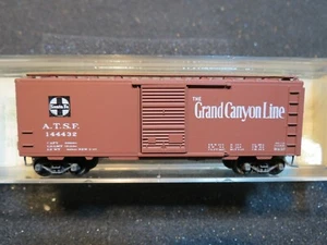 N - Micro-Trains 20072 - 40' Slide Door Boxcar, ATSF Grand Canyon/Map      LN - Picture 1 of 3