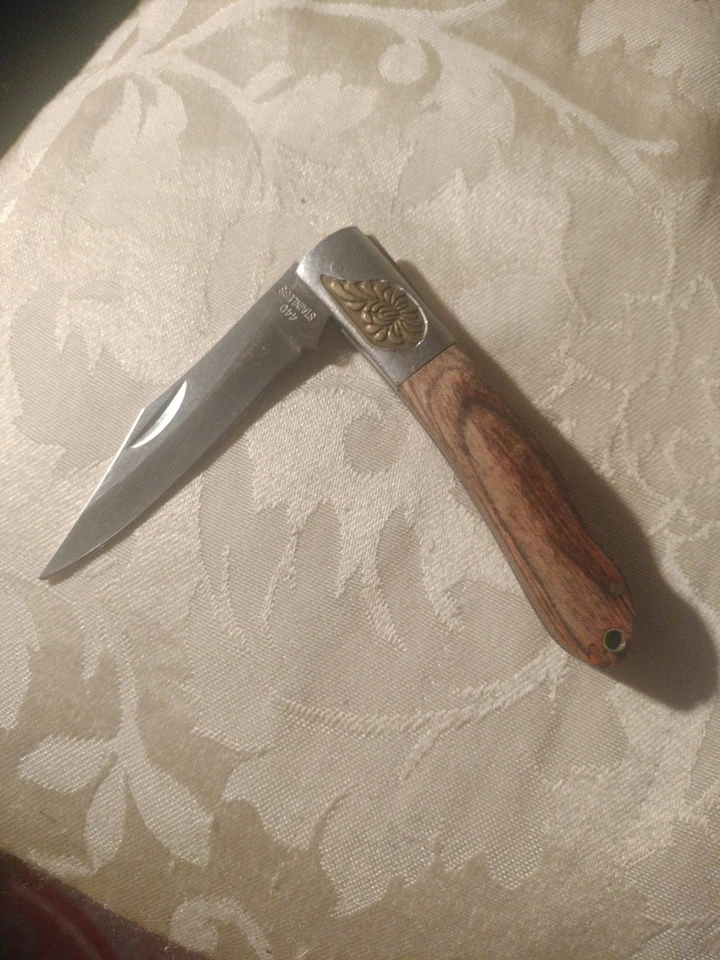 Folding Knife w/ a decorative Metal bolster leaf floral like design. Lockback. - Image 1 of 4