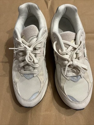 Zapatillas New Balance 2002R Crema Foto 1 de 4