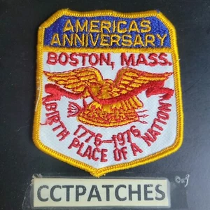 1976 PARCHE DEL ANIVERSARIO DE BOSTON, MASSACHUSETTS AMERICANOS LUGAR DE NACIMIENTO DE UNA NACIÓN - Imagen 1 de 2