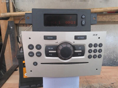 Vauhall Corsa D Cd30 CD PLAYER RADIO STEREO & DISPLAY SCREEN IN CHAMPAGNE COLOUR - Image 1 of 3