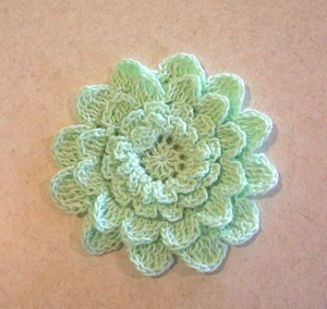 Apliques de flores de mamá de 4 capas verde menta de ganchillo costura mediana - Imagen 1 de 2