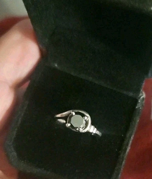 Anillo solitario de diamantes negros naturales de plata de ley 925 y forma redonda de 3,40 quilates Foto 1 de 4