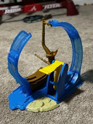 Monster Jam, Megalodon Loop of Doom Stunt Playset with Exclusive 1:64 Scale Die- - Image 1 of 3