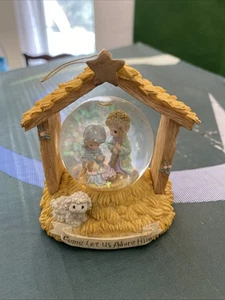 Precious Moments Enesco 1998 Krippe Mini Schneekugel Ornament 465380 - Bild 1 von 4