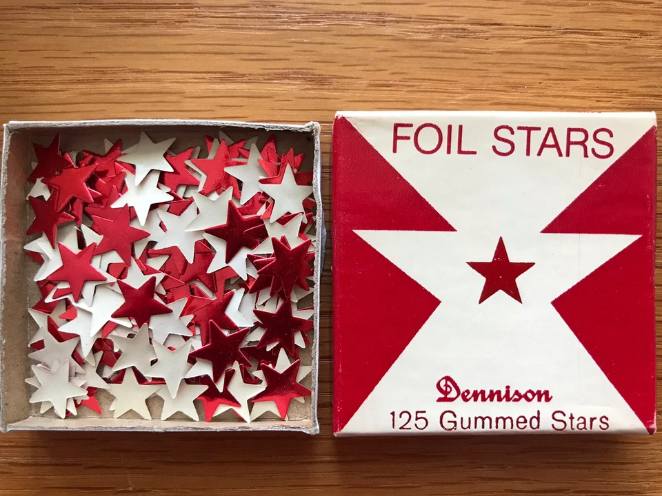 "Lote de 150 estrellas de goma Dennison Stars de colección de los años 50 Plus estrellas rojas 1/2""" Foto 1 de 4