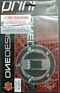 PROTEZIONE ADESIVO TAPPO 3D CARBON RESINATO PRINT PER SUZUKI DAL 2003 AL 2016 - Imagen 1 de 2