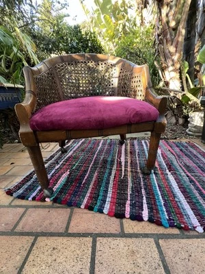 Silla de barril de caña de bambú sintética vintage con asiento de terciopelo púrpura Hollywood Regency Foto 1 de 4