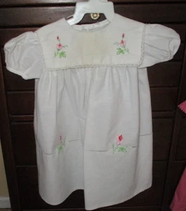 Vestido blanco bordado vintage para niña - Imagen 1 de 5