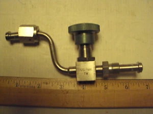 Nupro SS-4H Balgdichtventil mit aufgesetzten M-F Videorecorder Fittings; 316SS - Bild 1 von 1