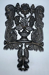 Vintage Wilton 7" X 4" black cast iron grapes & leaves trivet - Picture 1 of 5