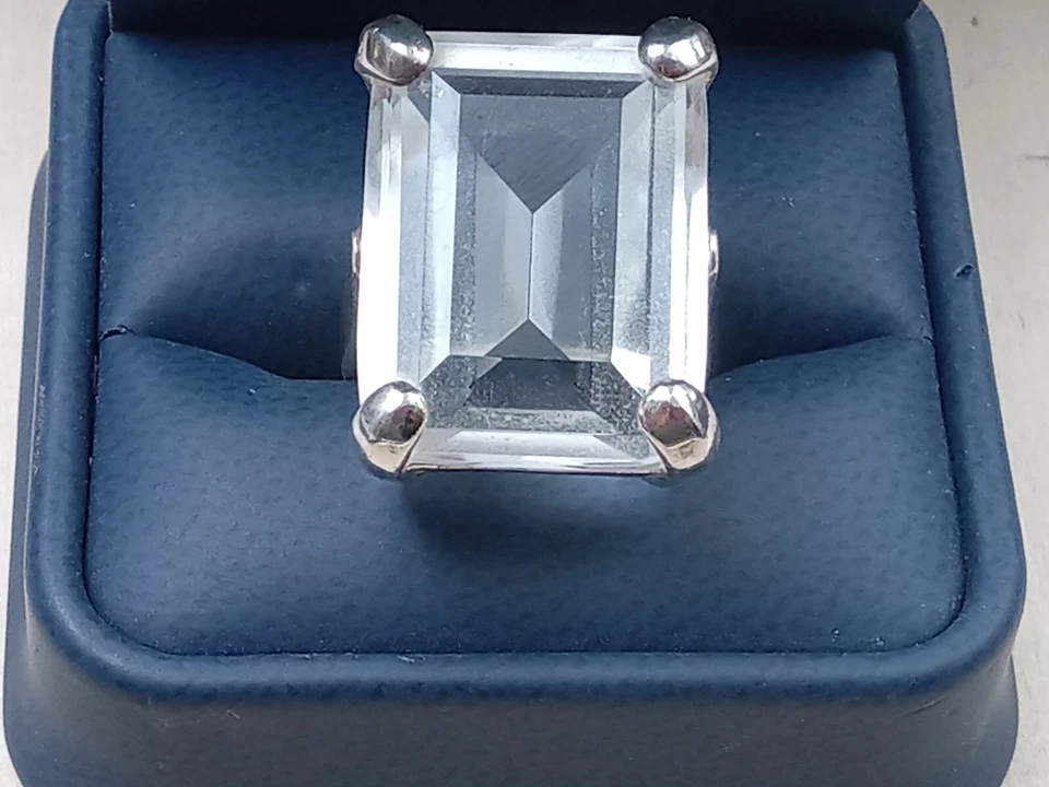 Anillo de plata esterlina talla 8 para hombre con conjunto de puntas de corte esmeralda transparente de cuarzo Foto 1 de 4