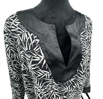 Top de mujer Apostrophe negro blanco estampado de hojas túnica ropa de resort satinado de gran tamaño Foto 1 de 4