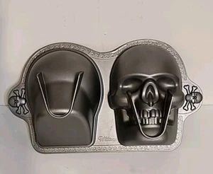 Molde para sartén para pastel de calavera Wilton 3D #2105-1181 DESCONTINUADO cabeza de esqueleto Halloween  - Imagen 1 de 7