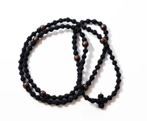 Cuerda de oración 100 4 capas negra hecha a mano con cuentas de madera marrón oscuro cada 10 nudos - Imagen 1 de 24