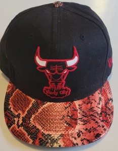 Cappello Chicago Bulls Berretto Strap Back Stampa Serpente NBA Basket Nuova Era Uomo - Foto 1 di 14