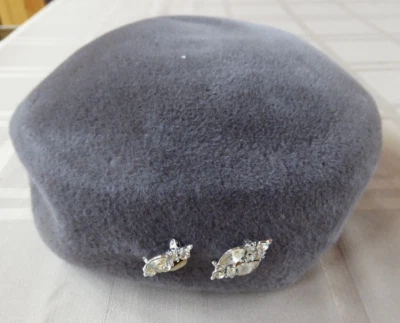 Boina gris terciopelo genuino vintage Kerrybrooke Fashions con colgantes Foto 1 de 4