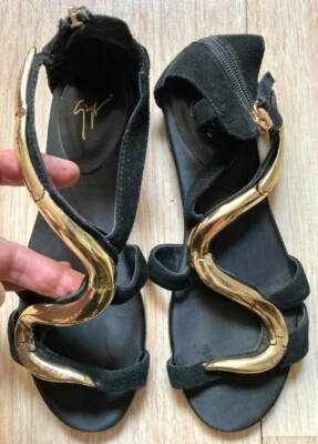 Sandalia plana de cuero negro sustantivo dorado metálico Giuseppe Zanotti solo $30 EU37 US6.5 Foto 1 de 2