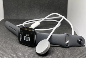 Apple Watch Series 10 42mm GPS Jet Black w/ S/M Black Sport Band MWWE3LW/A - Photo 1 sur 21