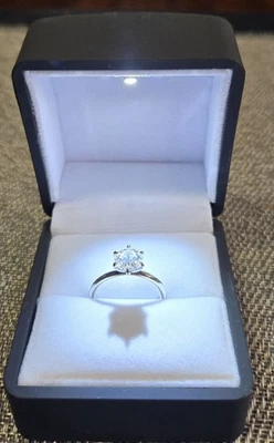 Anillo de compromiso de platino cultivado en laboratorio VRAI para mujer 1,64 quilates talla 7 con certificado IGI Foto 1 de 4