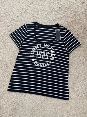 Camiseta gráfica feminina Tommy Hilfiger nova com etiquetas gola redonda listrada azul marinho tamanho M - Imagem 1 de 4