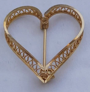 VTG DELICATE GOLD TONE OPEN WORK HEART BROOCH PIN 1” - Picture 1 of 3
