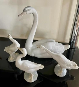Lladro 'A Family of Swans' - Picture 1 of 6