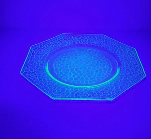 Vintage Uranium L. E. Smith Salad Plate 8" Octagon - Picture 1 of 2